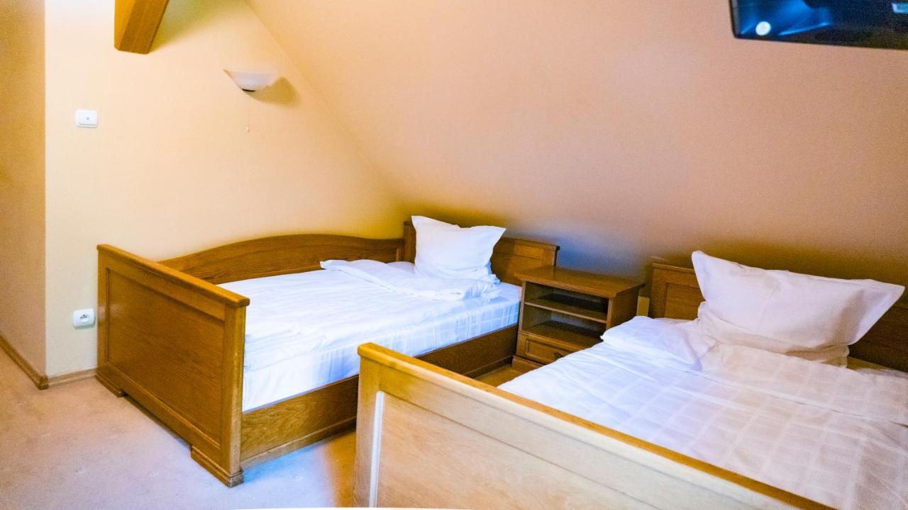 Hotel "Dworek Lesniczowka" โวดิสลาฟ ชลอสกี ภายนอก รูปภาพ